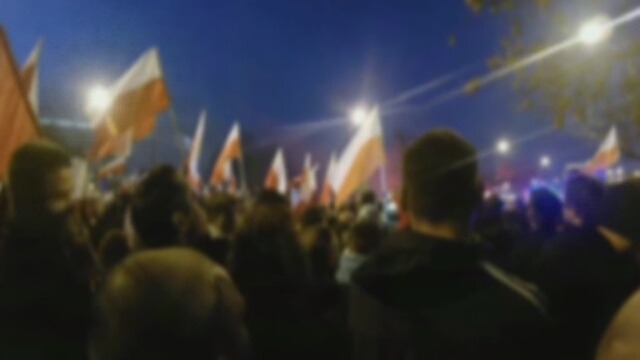 Uczestnicy Marszu Niepodległości śpiewają "Rotę"